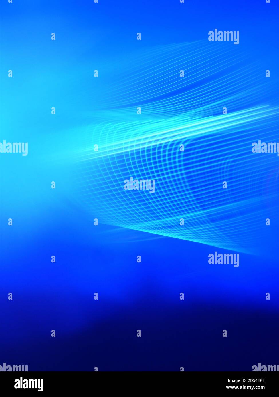 Immagine verticale di tracce di luce ritmica graduali su un blu sfondo Foto Stock