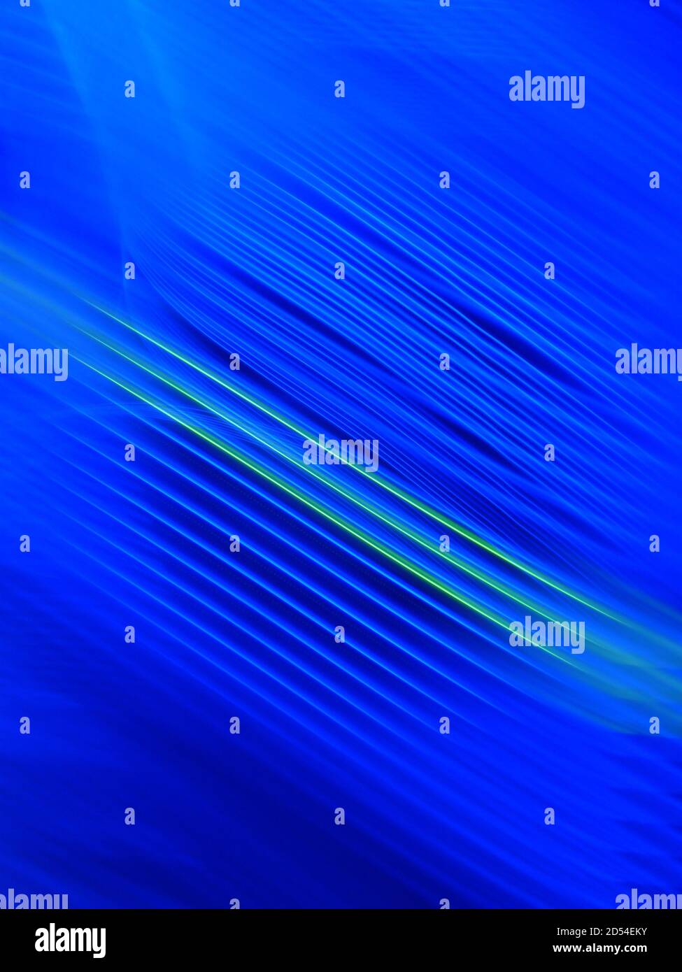 Immagine verticale di tracce di luce ritmica graduali su un blu sfondo Foto Stock