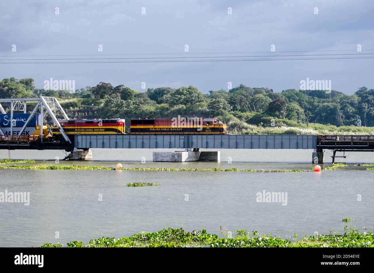 Ferrovia del canale di Panama che passa attraverso l'area di Gamboa accanto al Canale di Panama Foto Stock