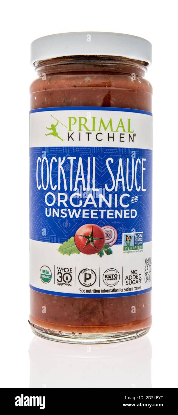 Winneconne, WI - 6 ottobre 2020: Una bottiglia di salsa cocktail Primal Kitchen su sfondo isolato. Foto Stock