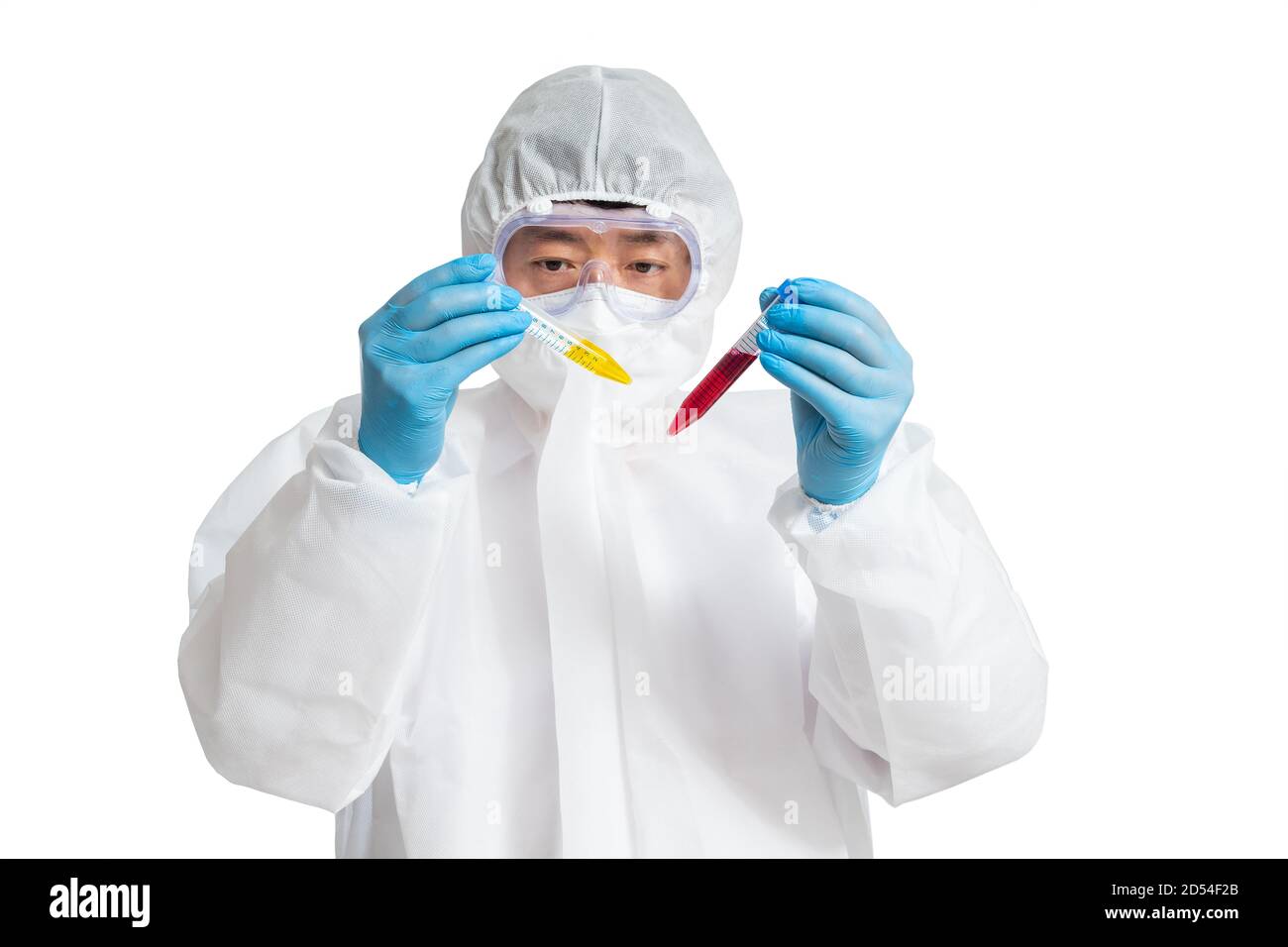 Un uomo asiatico che indossa un costume protettivo, maschere facciali protettive e occhiali di sicurezza su sfondo bianco. Foto Stock