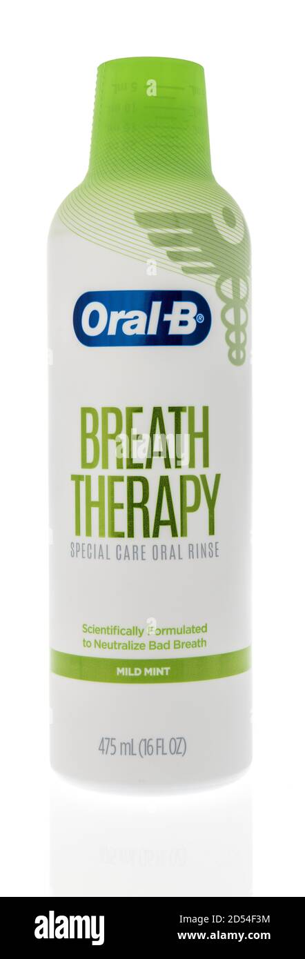 Winneconne, WI - 6 ottobre 2020: Una bottiglia di terapia respiratoria orale B cura speciale risciacquo orale collutorio su sfondo isolato. Foto Stock