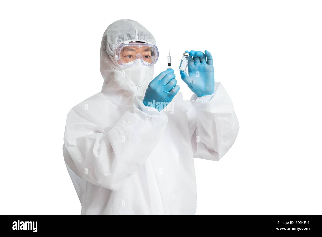 Un uomo asiatico che indossa un costume protettivo, maschere facciali protettive e occhiali di sicurezza su sfondo bianco. Foto Stock