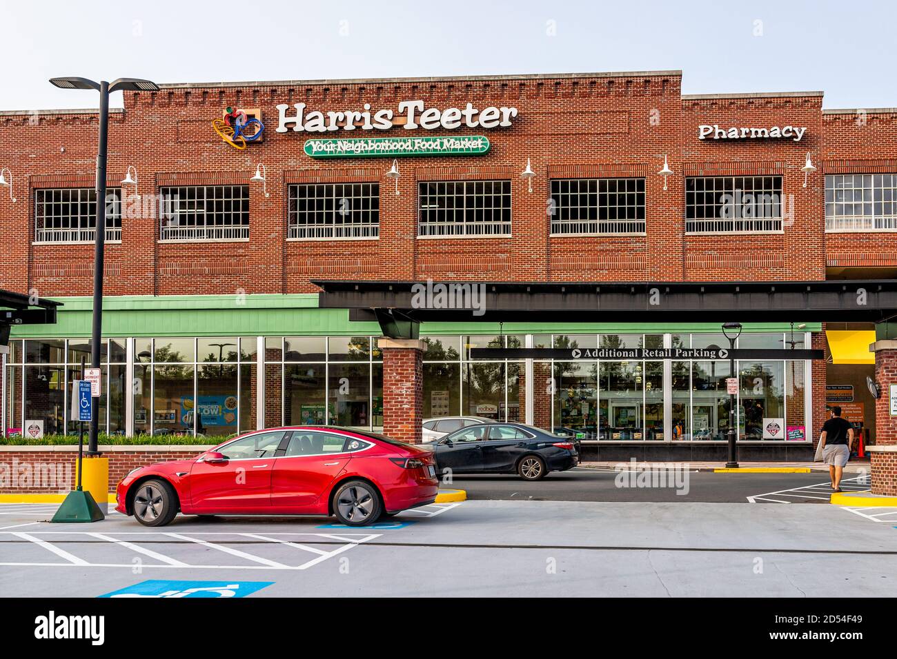 Herndon, USA - 15 settembre 2020: Segno per Harris Teeter Kroger negozio di alimentari business e cielo blu nel nord Virginia architettura mattoni parcheggio l Foto Stock