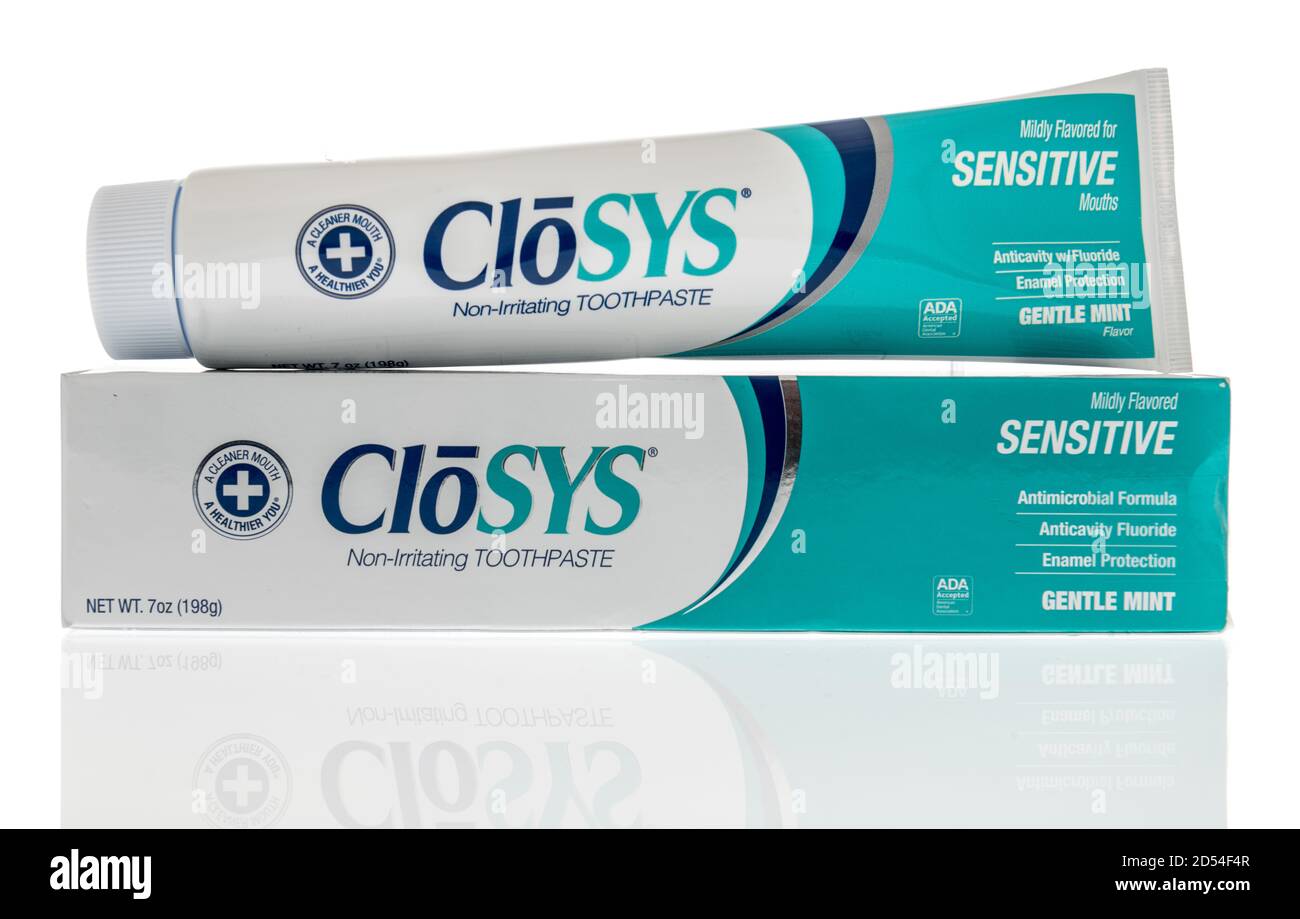 Winneconne, WI - 6 ottobre 2020: Un tubo di dentifricio non irritante Closys per bocche sensibili su uno sfondo isolato. Foto Stock