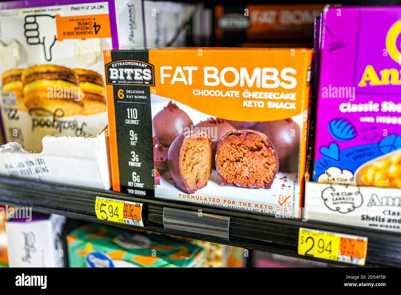 Sterling, USA - 23 marzo 2020: Walmart supermercato negozio con segno per bomba grassa cioccolato congelato cheesecake cheto snack per la dieta di chetosi senza zucchero Foto Stock