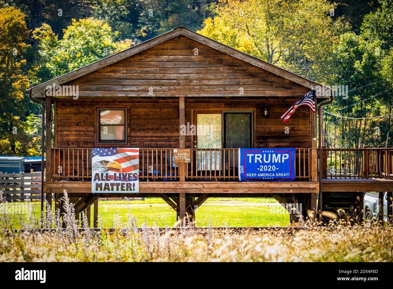 Bartow, USA - 6 ottobre 2020: Città nella campagna della Virginia occidentale e segno sulla costruzione della casa per Trump e tutte le vite contano il banner elettorale politico i Foto Stock