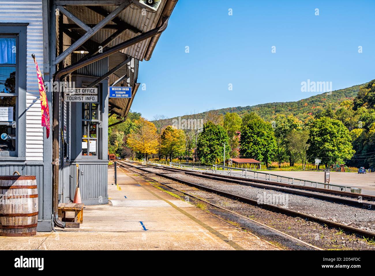 Cass, Stati Uniti d'America - 6 ottobre 2020: Piccola città rurale di campagna in Virginia occidentale con stazione ferroviaria e tracce segno e nessuno nella stagione autunnale Foto Stock