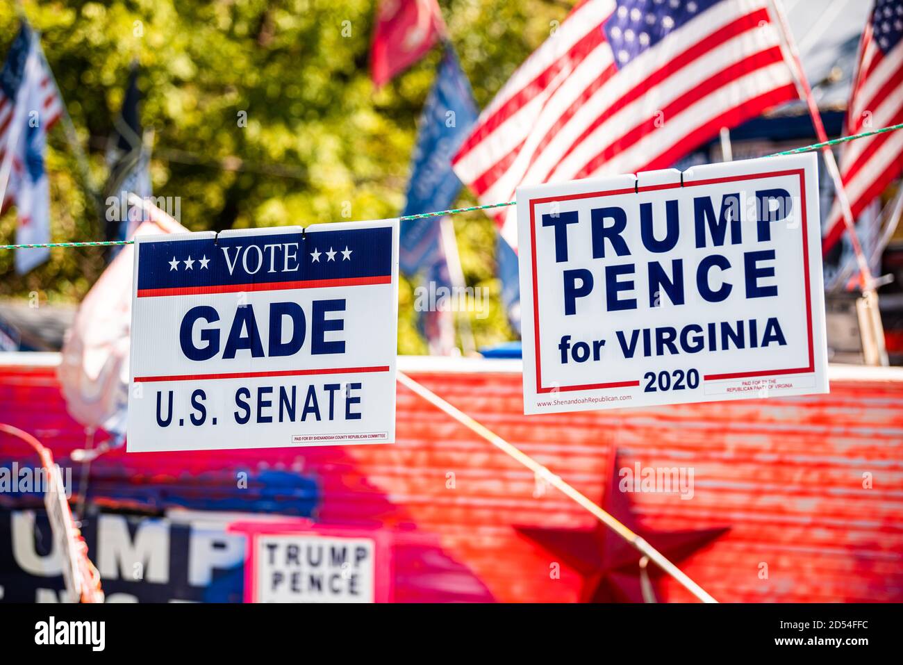 Columbia Furnace, USA - 7 ottobre 2020: Virginia Campagna Shenandoah contea con edificio decorato e molti Trump firma il posto presidenziale delle elezioni Foto Stock