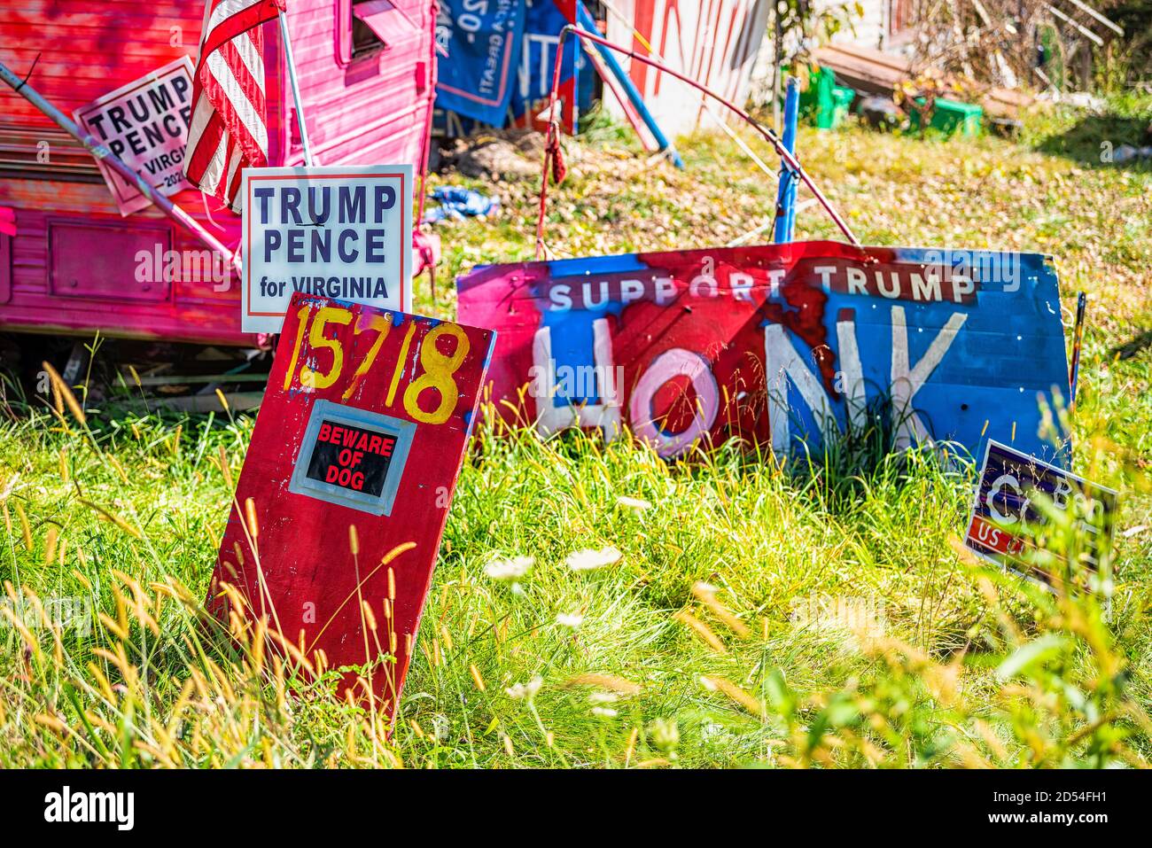 Columbia Furnace, USA - 7 ottobre 2020: Virginia Campagna Shenandoah contea con edificio decorato e molti Trump firma elezioni presidenziali pos Foto Stock