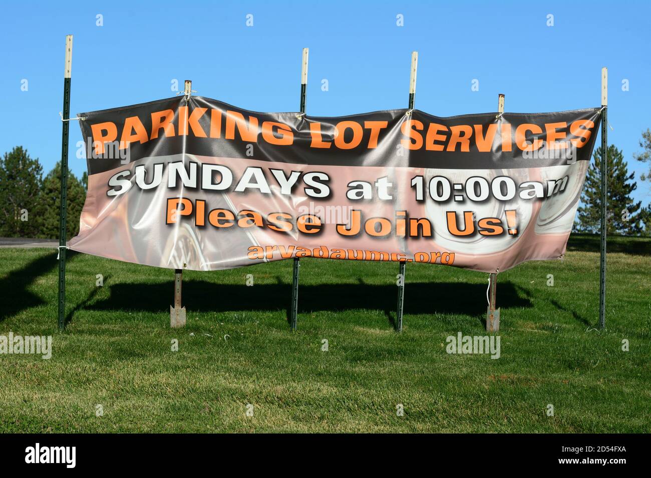 Cartello che annuncia i servizi di parcheggio della chiesa durante COVID-19 Pandemic a. Chiesa Metodista unita in Arvada Colorado Foto Stock