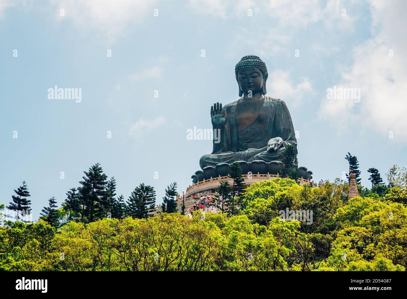 Statua gigante in bronzo di Tian Tan Buddha sotto il cielo nuvoloso A Hong Kong Foto Stock