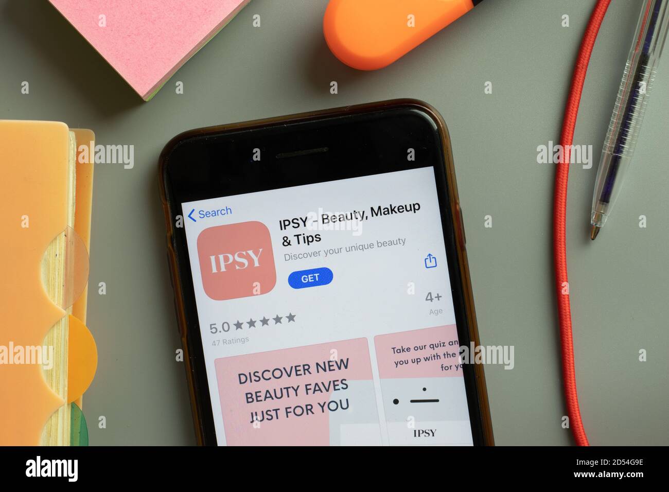 New York, USA - 29 Settembre 2020: Logo app mobile IPSY Beauty Makeup sullo schermo del telefono primo piano, editoriale illustrativo Foto Stock