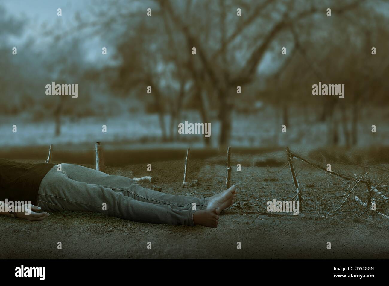 L'uomo morto sdraiato a terra con lo sfondo drammatico della scena. Concetto di Halloween Foto Stock