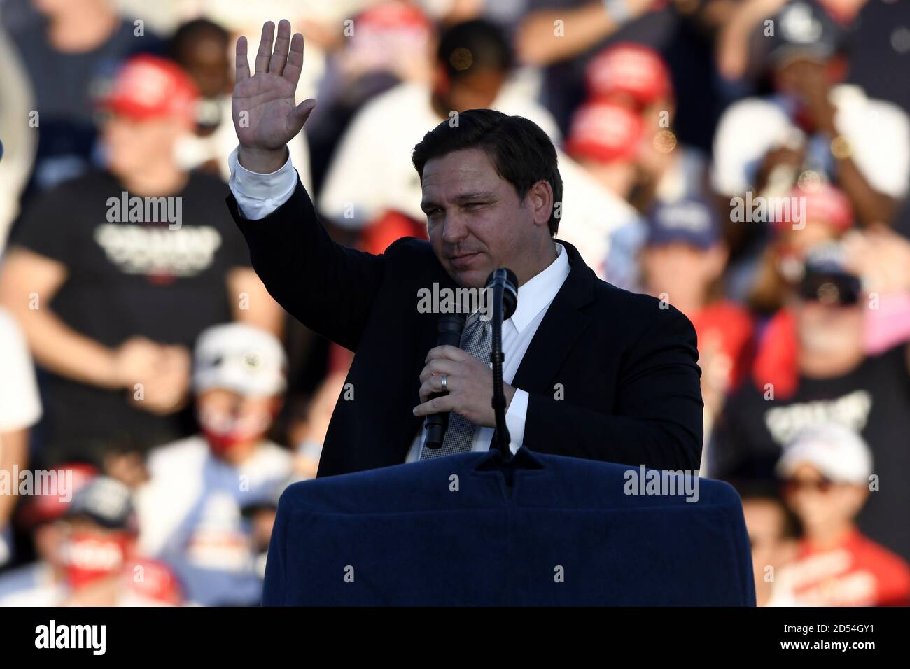 Sanford, Stati Uniti. 12 Ott 2020. Il Governatore della Florida Ron Desantis parla ad una campagna di rally tenuta dal Presidente Donald Trump a Sanford, Florida, lunedì 12 ottobre 2020. Questo è il primo raduno del presidente da quando è stato diagnosticato con Covid-19. Foto di Joe Marino/UPI Credit: UPI/Alamy Live News Foto Stock