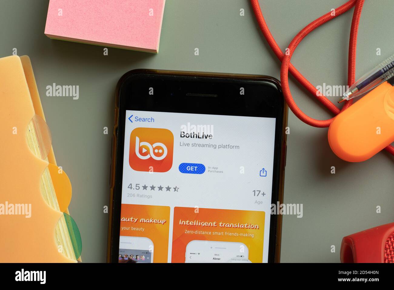 New York, USA - 28 settembre 2020: Logo dell'app mobile BothLive sullo schermo del telefono primo piano, editoriale illustrativo Foto Stock