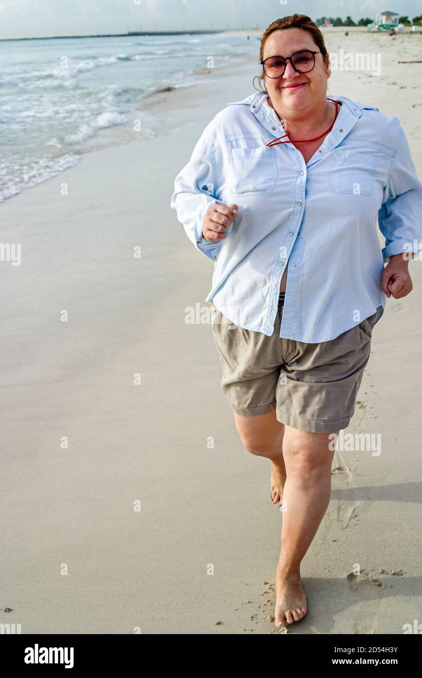 Miami Beach Florida, Atlantic Ocean Shoreline, peso eccessivo di grasso obese pesante, donne ispaniche donne, jogging jogging corse esercizi di esercizio Foto Stock