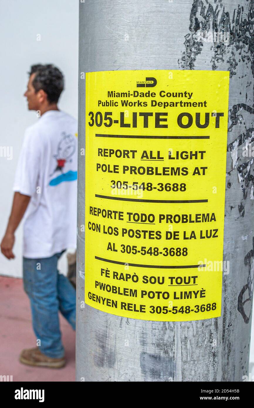 Miami Beach Florida, Dade Public Works Department, poster multilingue in più lingue Inglese Spagnolo Creolo segnalare problemi di polo leggero, Foto Stock
