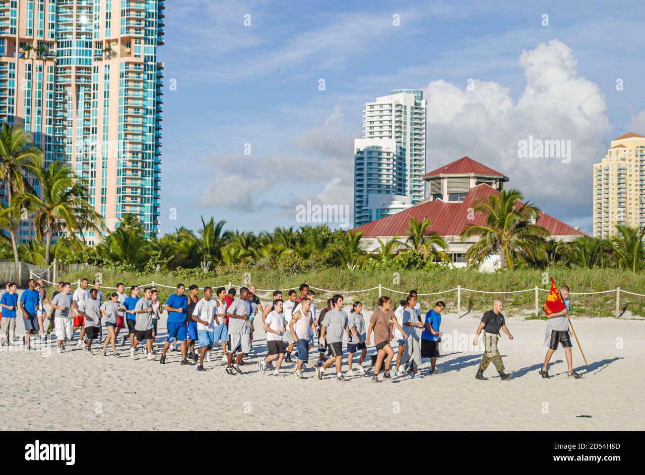 Miami Beach Florida,US Marine junior recluta spiaggia pubblica di marzo, sabbia teen teenager adolescenti resistenza fisica militare maschio femmina ragazzo g Foto Stock