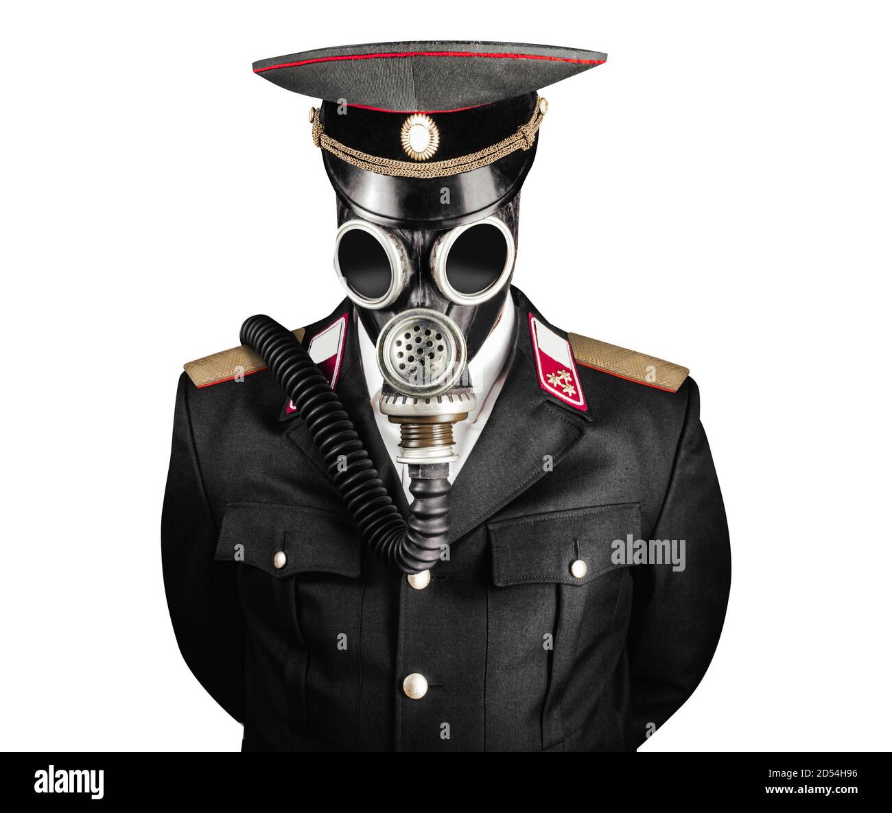 Foto isolata di un ufficiale militare post-apocalittico in tuta uniforme e copertura con cappuccio in piedi nella maschera a gas sovietica su sfondo bianco. Foto Stock