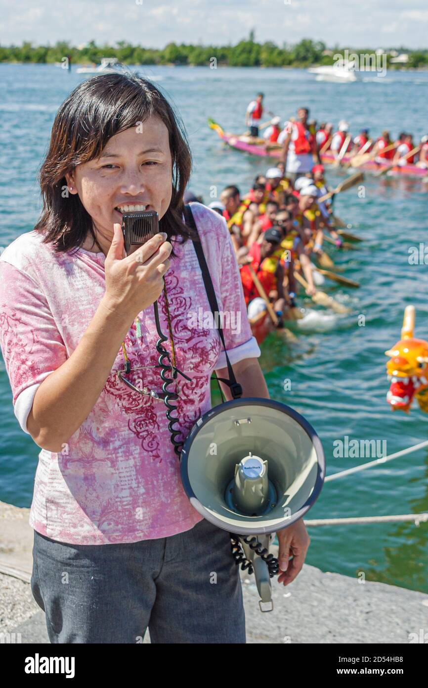 Miami Beach Florida, Haulover Park Hong Kong Dragon Boat Festival, donna asiatica usando parlare in megaphone, Foto Stock