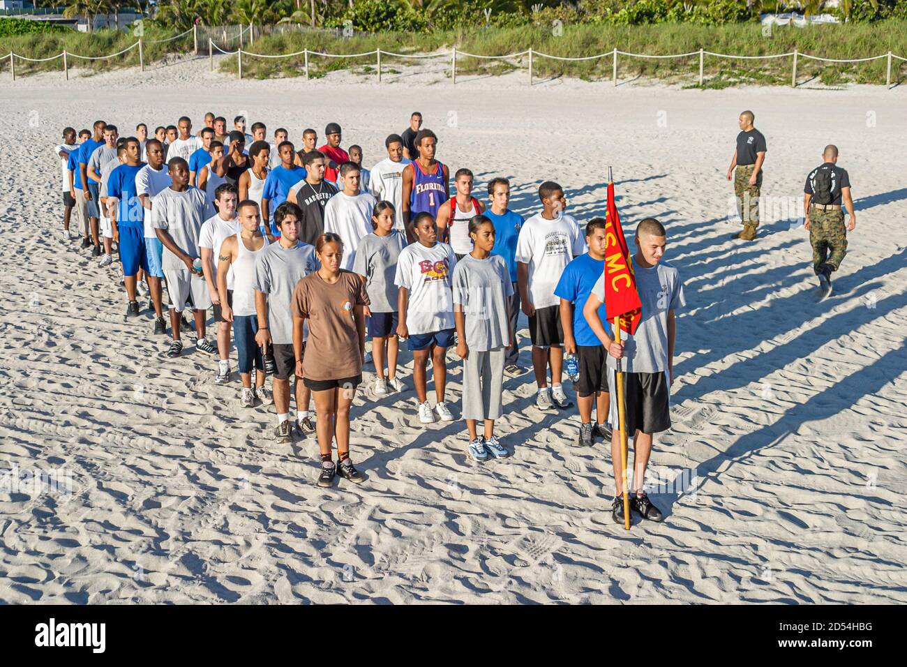 Miami Beach Florida,US Marine junior recluta spiaggia pubblica di marzo, sabbia teen teenager teenager resistenza fisica militare, formazione permanente att Foto Stock
