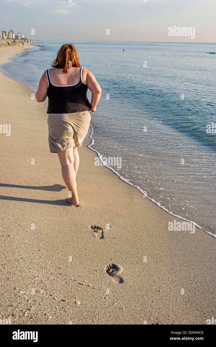 Miami Beach Florida,Atlantic Ocean Shore,sovrappeso obese grasso pesante ispanico donna adulta donne, jogging jogging corse running surf esercizio exerc Foto Stock