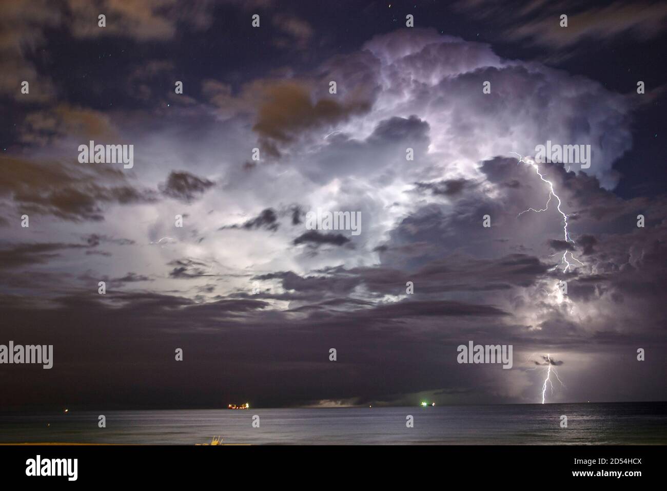 Miami Beach Florida, tempesta di temporali, nuvole, cielo meteo su Oceano Atlantico, fulmine striate notte Foto Stock