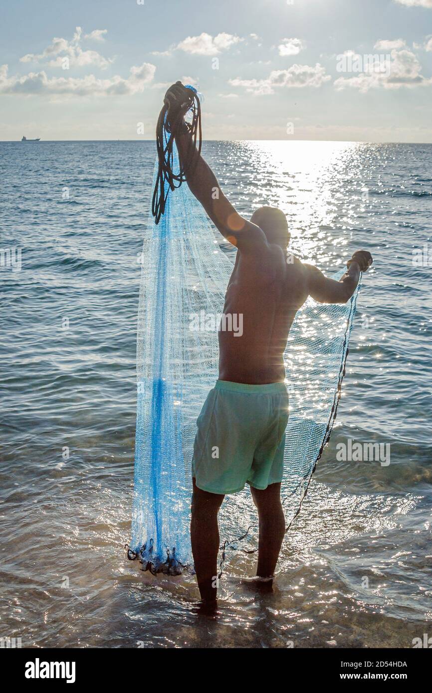 Miami Beach Florida, Atlantic Ocean surf, rete da pesca lancio, uomo d'acqua silhouette silhouette silhouette silhouette silhouette, Foto Stock