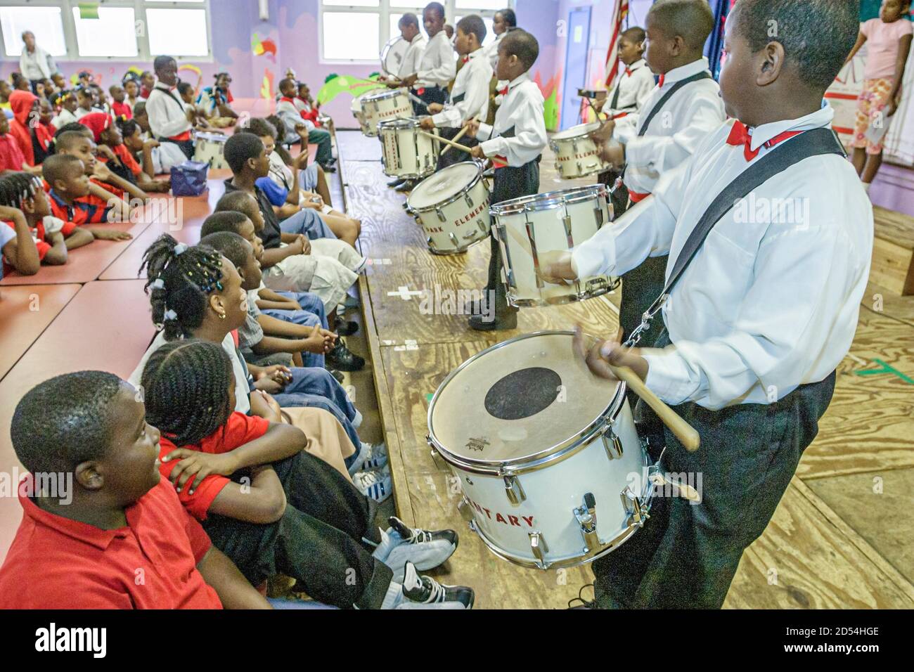 Miami Florida, Little Haiti Edison Park Elementary School, programma anti droga della settimana del nastro rosso, spettacolo di peforming dei tamburi dell'evento di assemblaggio, Bla Foto Stock