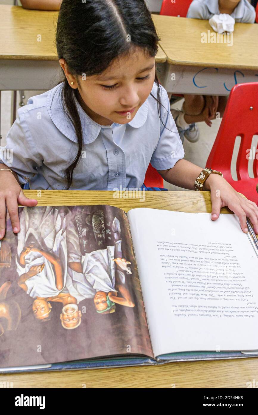 Miami Florida,Overtown,Frederick Douglass Elementary School,studenti ispanici ragazze ragazze ragazze,American Americani classe libro lettura, Foto Stock