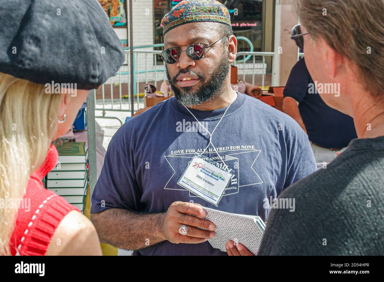 Miami Florida,Dade College campus,International Book Fair vendor stall seller books,Black African Muslim autore man maschio, Foto Stock