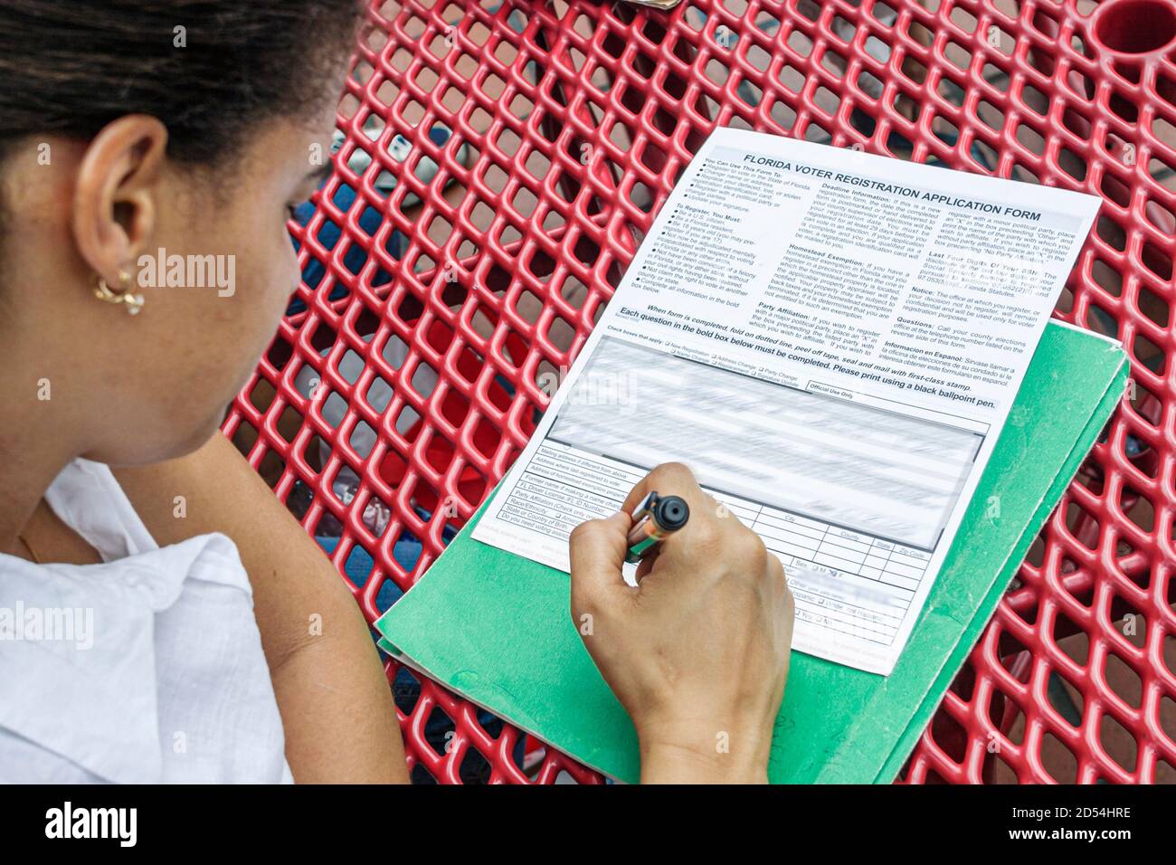 Miami Florida,modulo di registrazione voter,Black African woman female completing completing out, Foto Stock