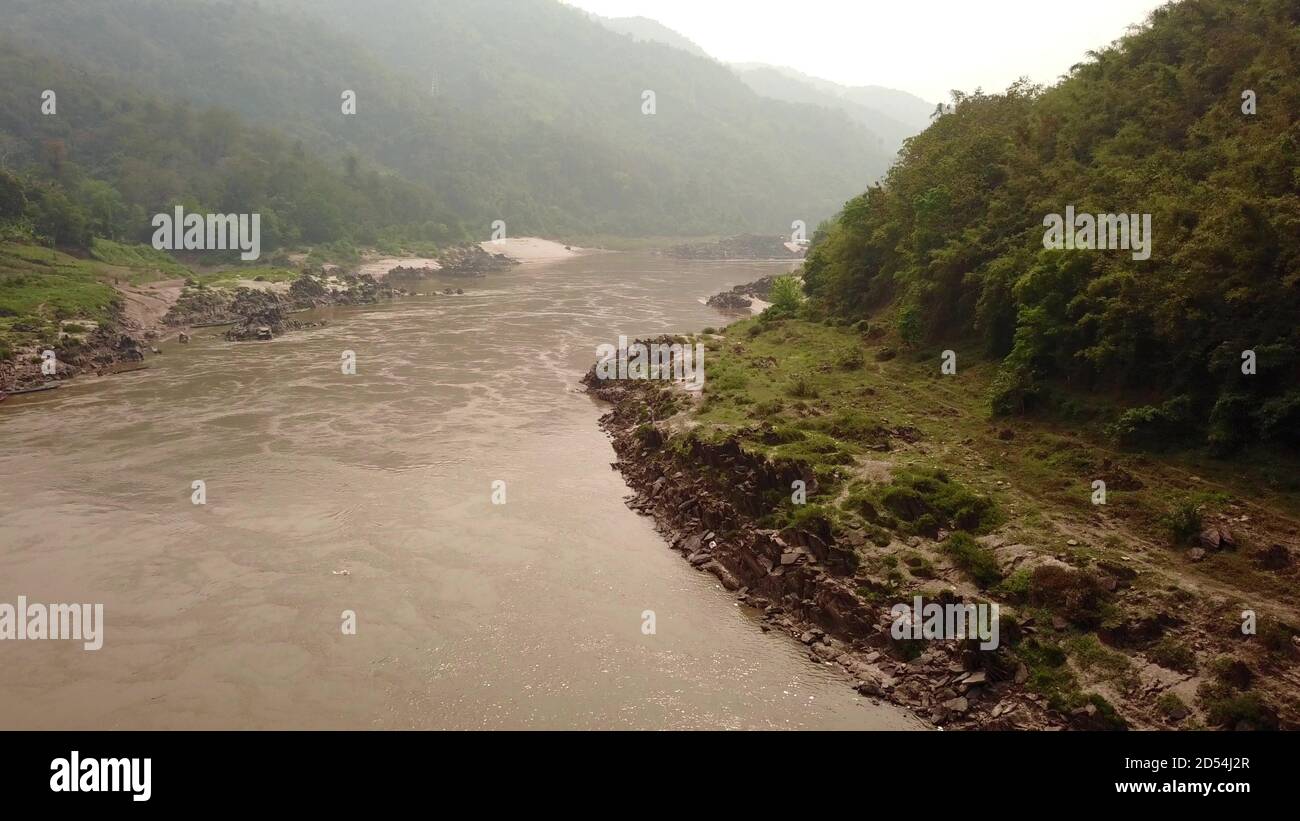 Veduta aerea del paesaggio del fiume Mekong in Laos. Valle panoramica, villaggio e montagne - panorama 4k Foto Stock