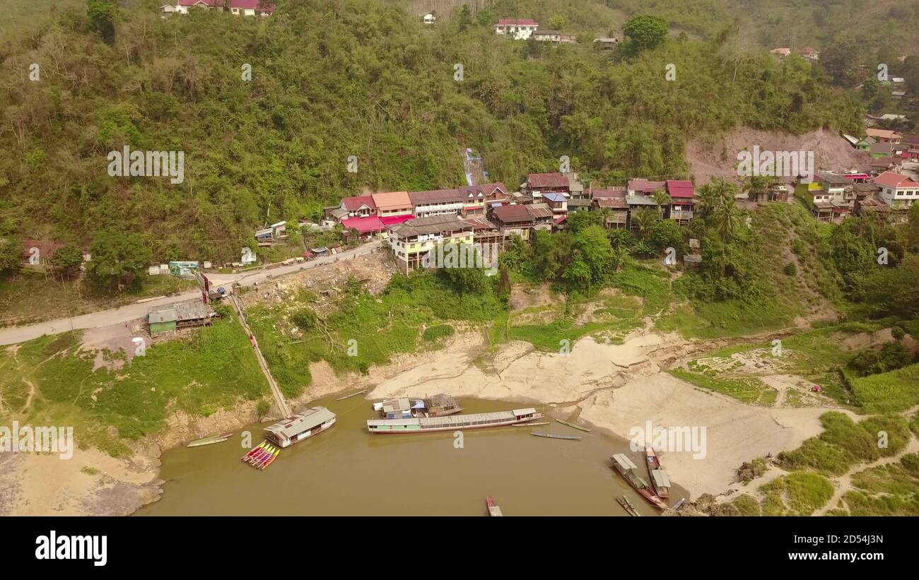 Veduta aerea del paesaggio del fiume Mekong in Laos. Valle panoramica, villaggio e montagne - panorama 4k Foto Stock