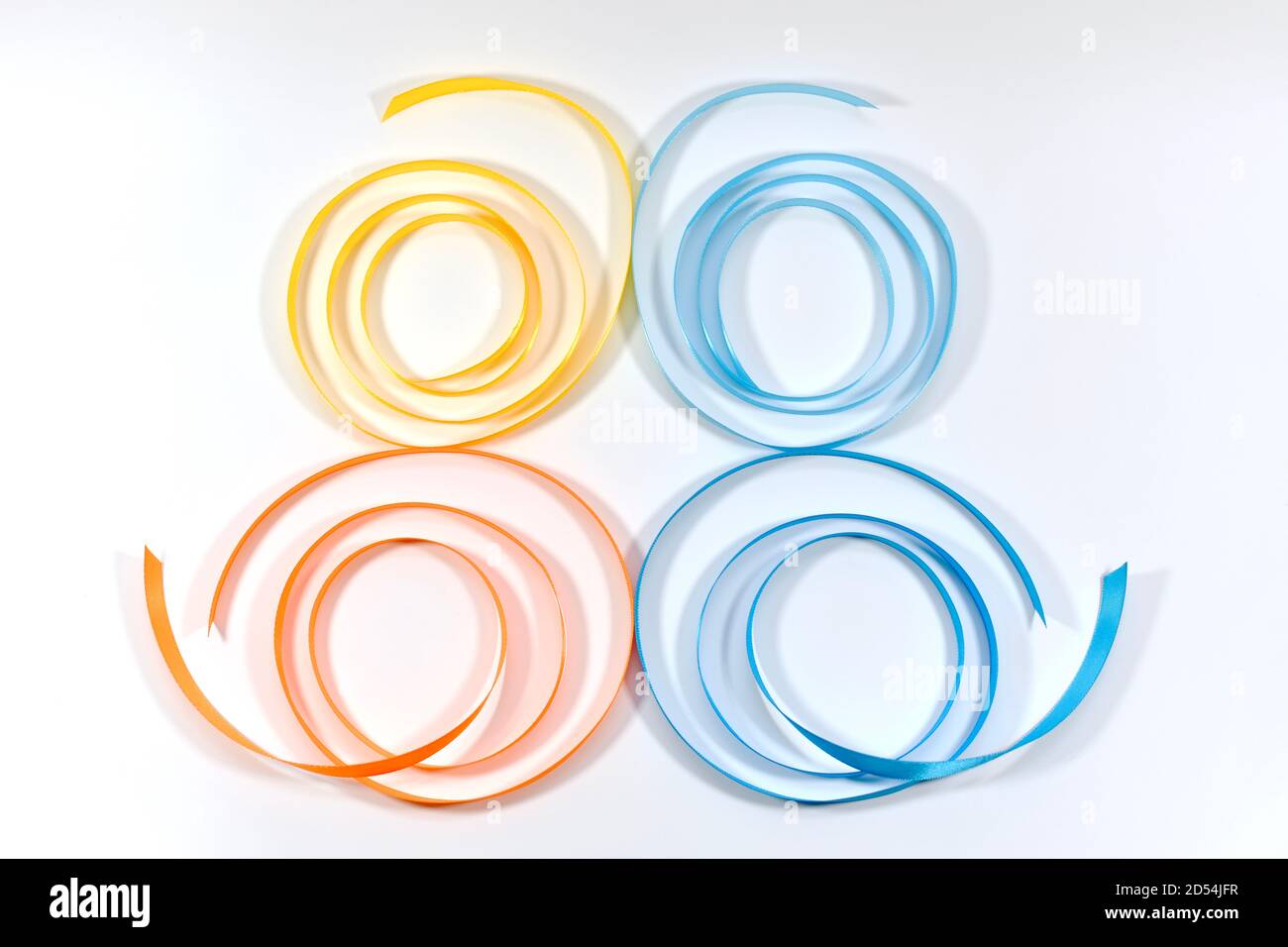 Farfalla da nastri ritorti di raso di treccia. Quattro ali su uno sfondo chiaro. Foto Stock