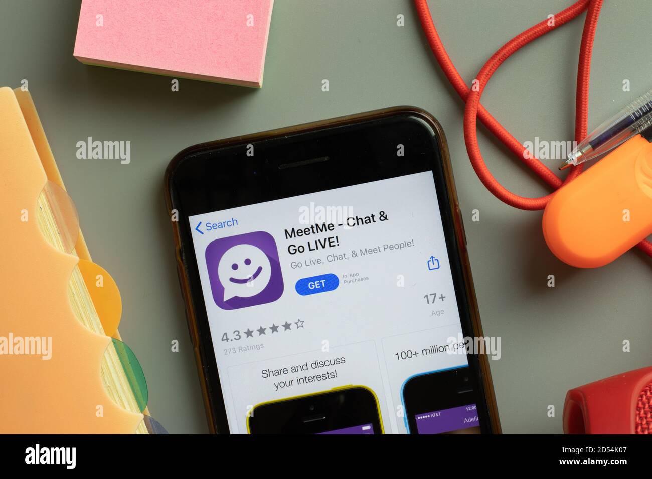 New York, USA - 28 Settembre 2020: MeetMe Chat Go Live mobile app logo sullo schermo del telefono primo piano, editoriale illustrativo Foto Stock