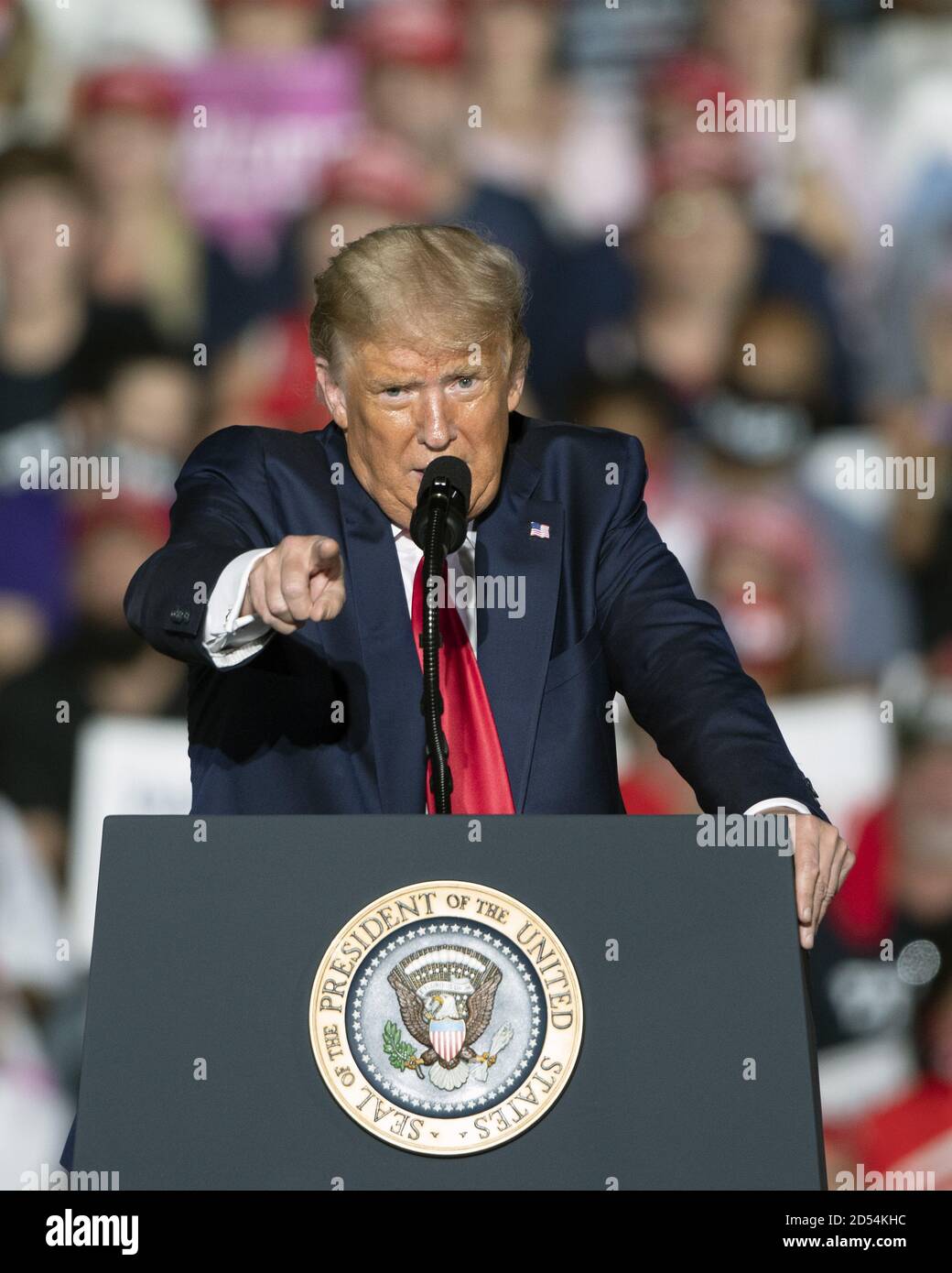 Sanford, Stati Uniti. 12 Ott 2020. Il presidente Donald Trump conduce la sua campagna elettorale a Sanford, Florida, lunedì 12 ottobre 2020. È il primo rally del presidente da quando è stato diagnosticato con Covid-19. Foto di Joe Marino/UPI Credit: UPI/Alamy Live News Foto Stock