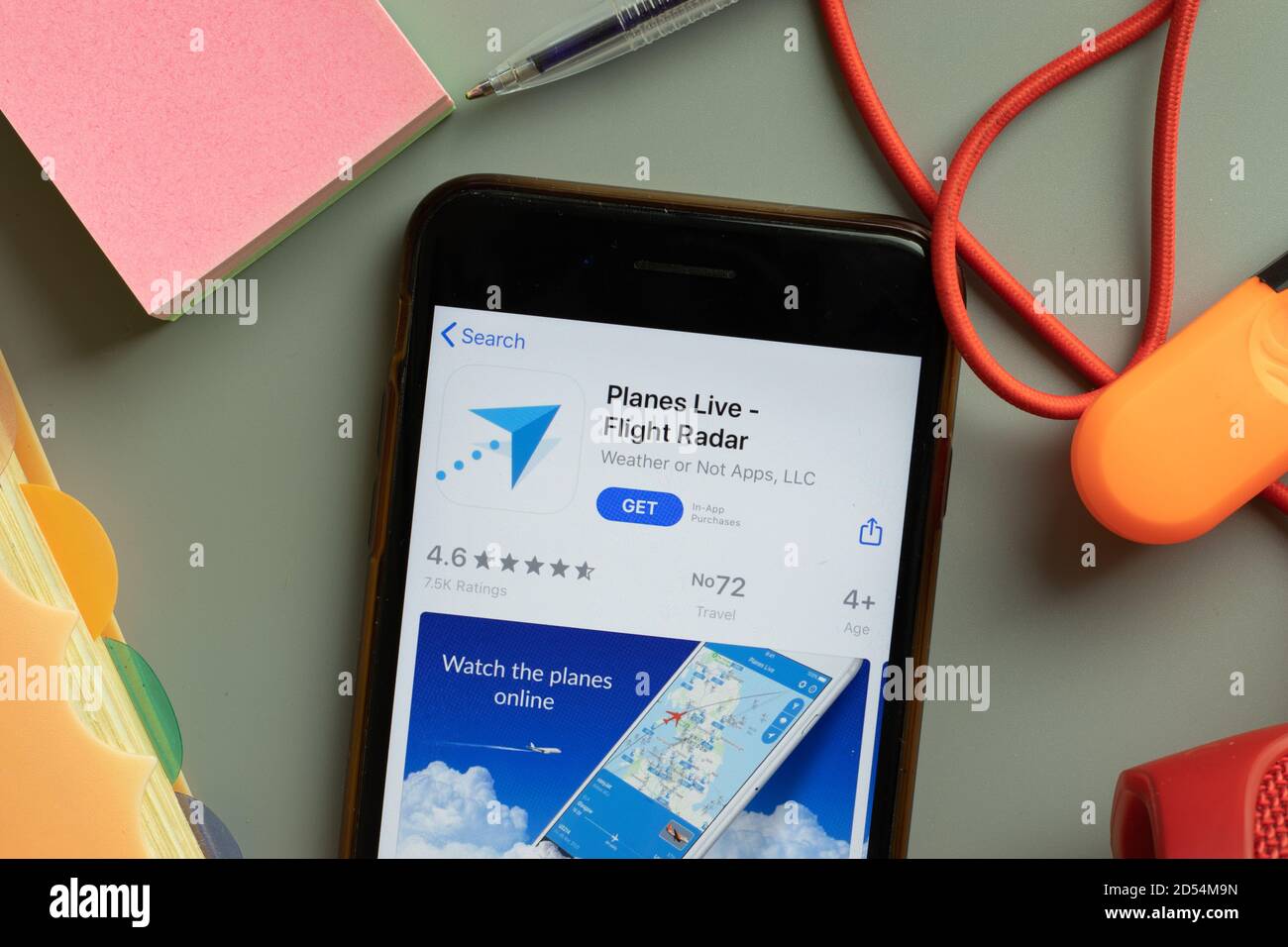 New York, USA - 27 settembre 2020: Logo dell'app mobile Planes Live Flight Radar sullo schermo del telefono primo piano, editoriale illustrativo Foto Stock
