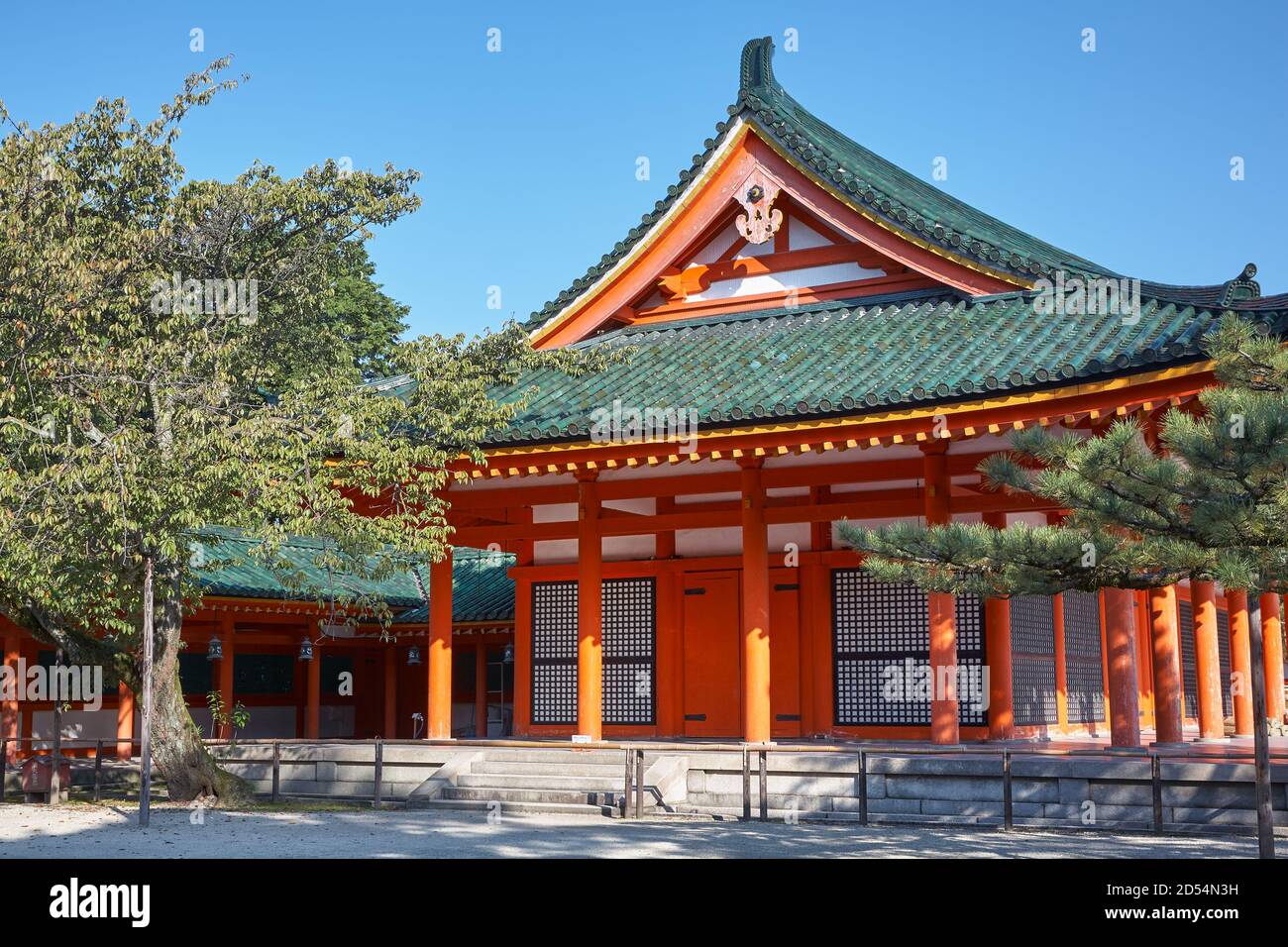 Il lato di Gaku-den Hall con il vecchio sakura e pini di fronte ad esso. Santuario di Heian-Jingu. Kyoto. Giappone Nishi-mon (cancello ovest) Foto Stock