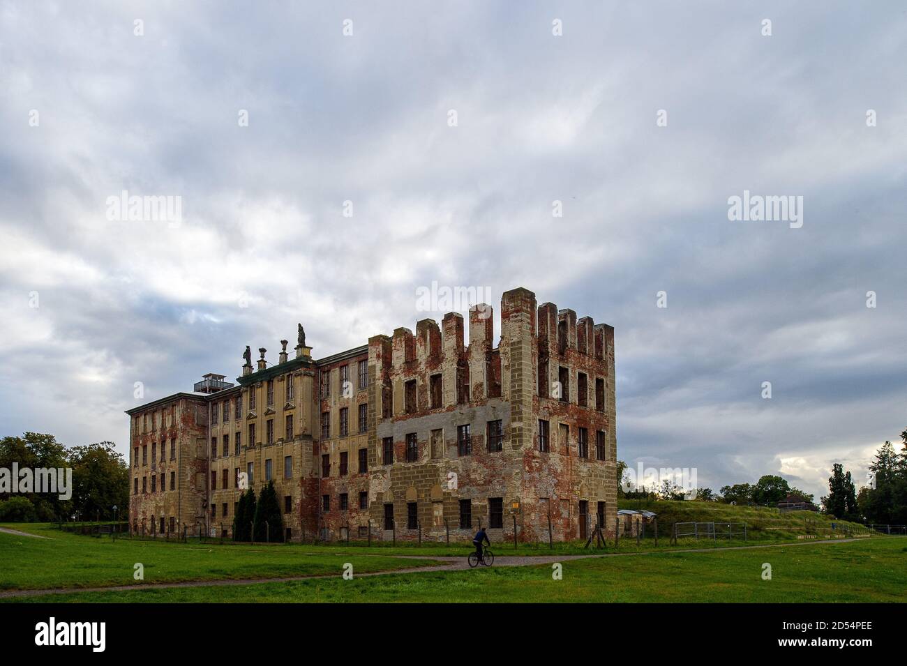 07 ottobre 2020, Sassonia-Anhalt, Zerbst/Anhalt: Le rovine del castello di Zerbst. L'edificio fu eretto in diverse fasi tra il 1681 e il 1753 e, dopo il suo completamento, fu uno dei più importanti edifici barocchi della regione. Il castello fu in gran parte distrutto in un bombardamento il 16 aprile 1945. Oggi rimane solo l'ala est dell'edificio. Foto: Klaus-Dietmar Gabbert/dpa-Zentralbild/ZB Foto Stock