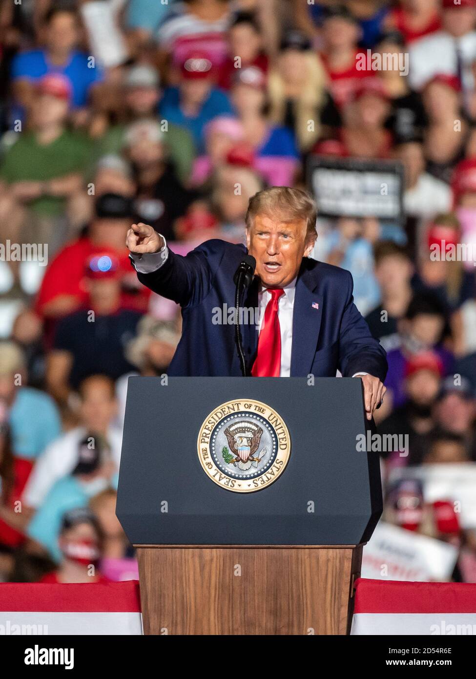 Sanford, Florida, Stati Uniti. 12 Ott 2020. Il presidente Donald Trump parla ad un raduno di campagna all'aeroporto internazionale di Orlando Sanford Million Air Orlando a Sanford, Florida. Romeo T Guzman/Cal Sport Media. Credit: csm/Alamy Live News Foto Stock