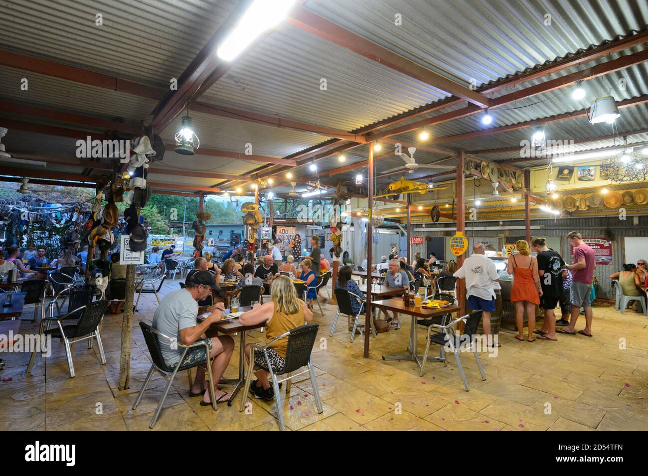 I clienti che mangiano fuori al famoso Daly Waters Pub in una serata di intrattenimento musicale, Northern Territory, NT, Australia Foto Stock