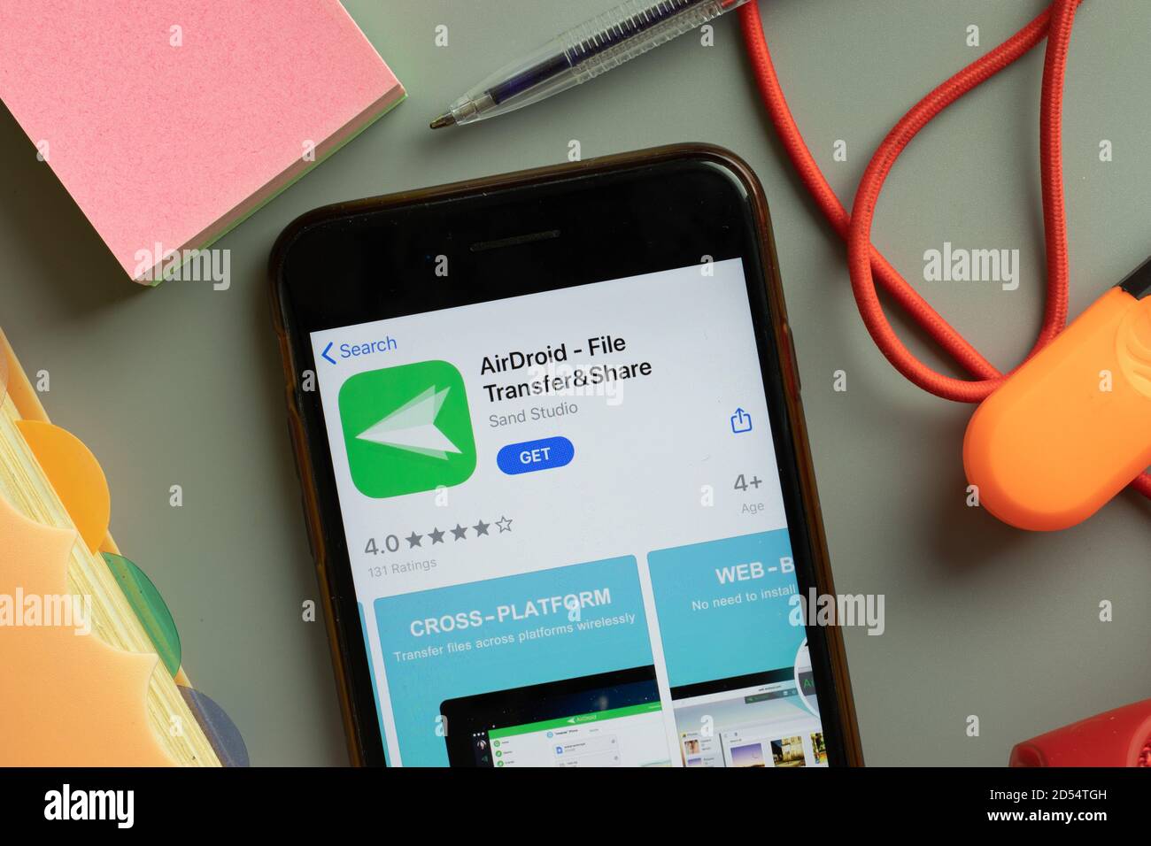 New York, USA - 27 settembre 2020: AirDroid file Transfer e Share logo app mobile sullo schermo del telefono primo piano, editoriale illustrativo Foto Stock