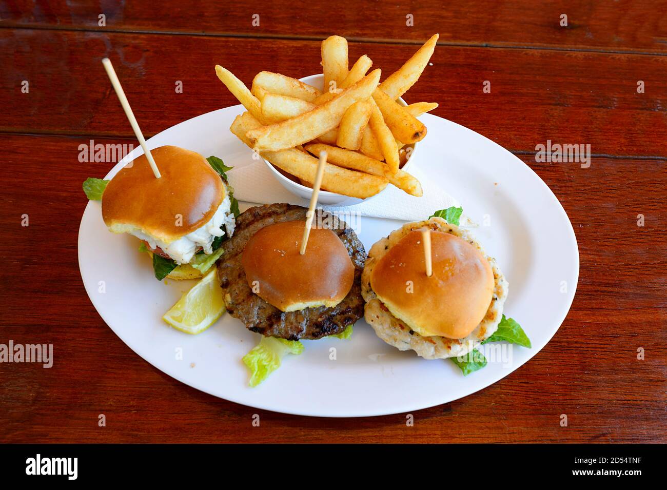 Trio di hamburger (Barramundi, coccodrillo e bufalo) servito presso la Humpty Doo Tavern, Northern Territory, NT, Australia Foto Stock