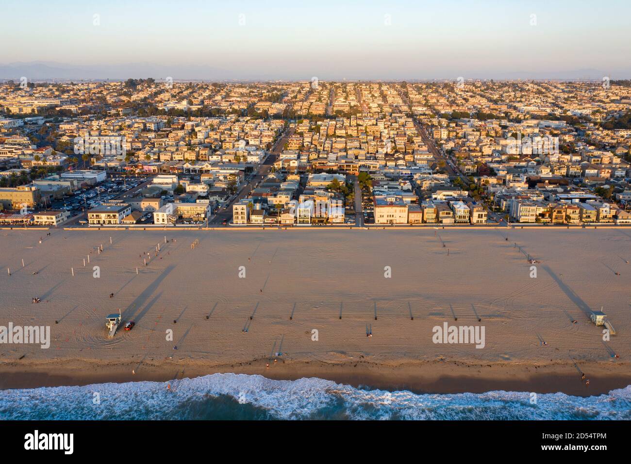 Vista aerea dell'ampia spiaggia di sabbia lungo il sud Costa della California a Hermosa Beach Foto Stock