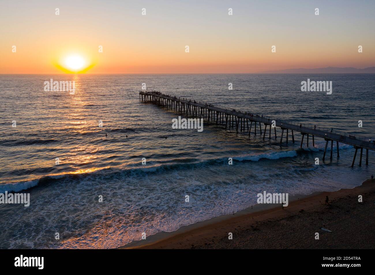 Vista aerea al tramonto del molo di Hermosa Beach e del Pacifico Oceano al largo della costa californiana Foto Stock