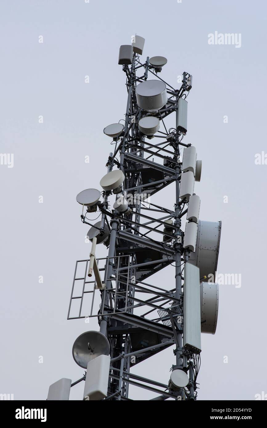 Antenna a relè di telefonia su un picco di montagna Foto Stock