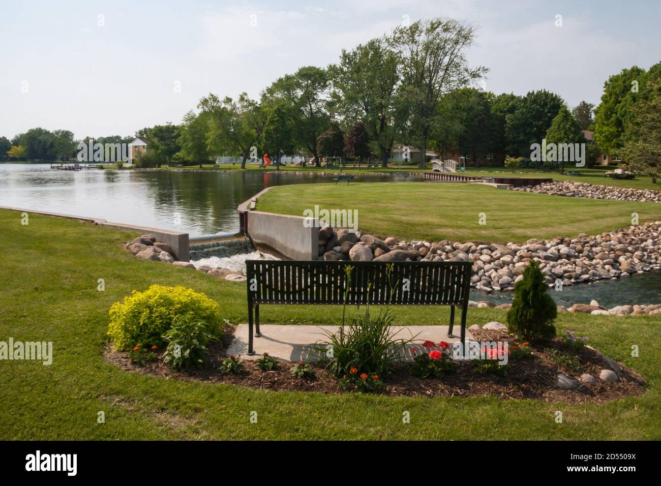 Parco giochi a Green Lake Wisconsin USA con panca per riposare e godere della vista Foto Stock