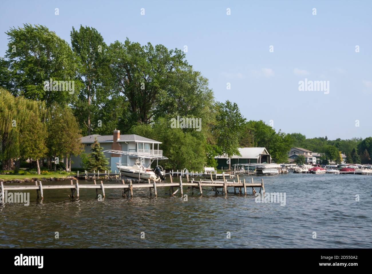 Green Lake, Wisconsin, USA 3 giugno 2011: Città storica di Green Lake Wisconsin con case e barche vista sul lago. Foto Stock